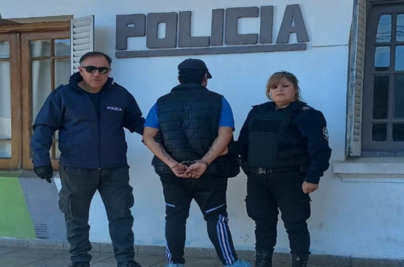 Robaron armados en dos comercios: un detenido